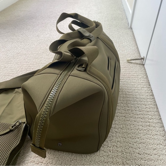 Danger Dover - Landon Neoprene Carryall Bag (Medium) Dark Moss Color - Picture 11 of 14